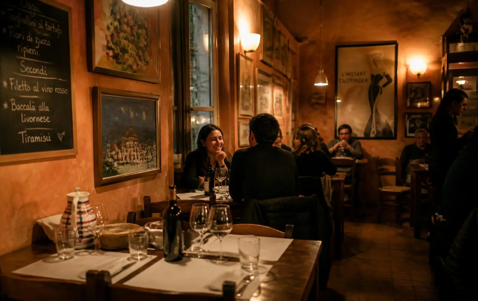 La sala della trattoria con i tavoli apparecchiati